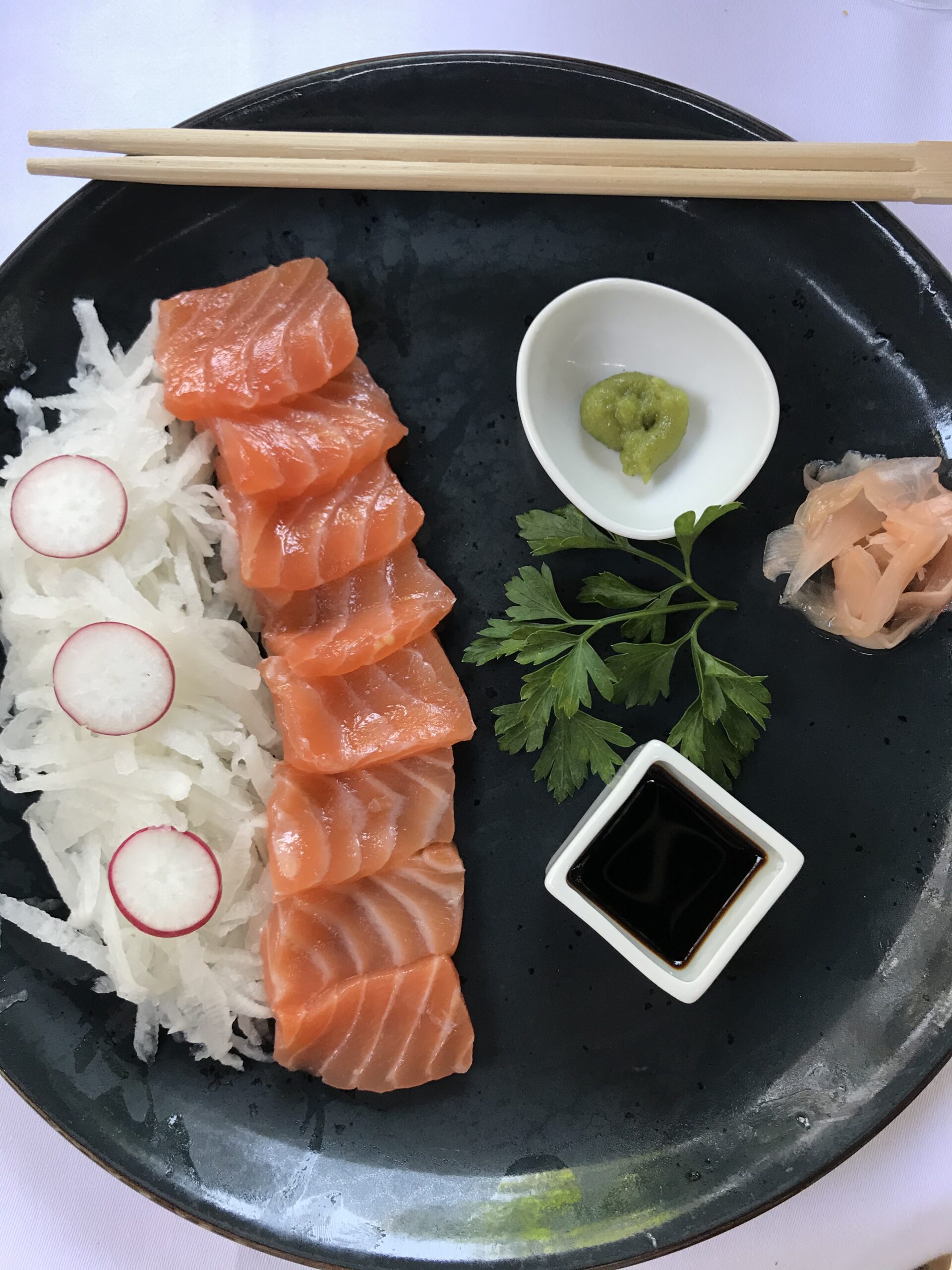 sashimi de salmon, rabanos rallados, soja, jengibre wasabi